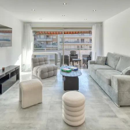 A C 2bdr 6p Flat Just Two Minutes From The Beach! 公寓 *