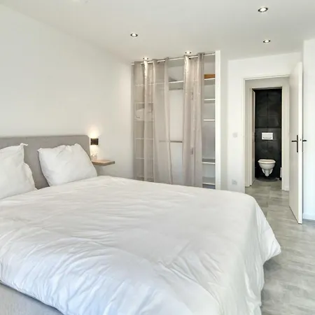 Apartman A C 2bdr 6p Flat Just Two Minutes From The Beach!