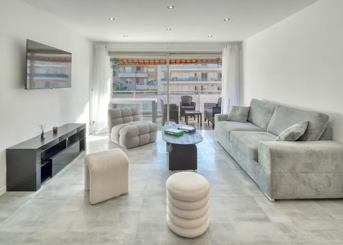 A C 2bdr 6p Flat Just Two Minutes From The Beach! 公寓 *