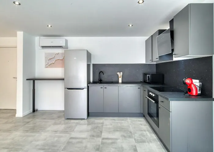 Apartman A C 2bdr 6p Flat Just Two Minutes From The Beach!