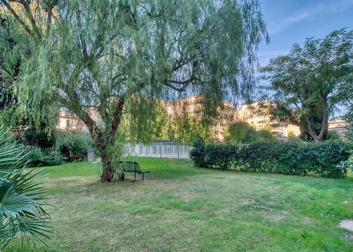 A C 2bdr 6p Flat Just Two Minutes From The Beach!